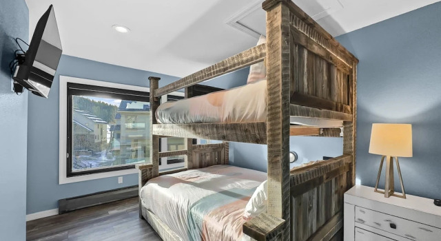 Newly Renovated, Slope-Side Walk-In Walk-Out, Top Floor, Views of Ten Mile Range - ER4 by Redawning