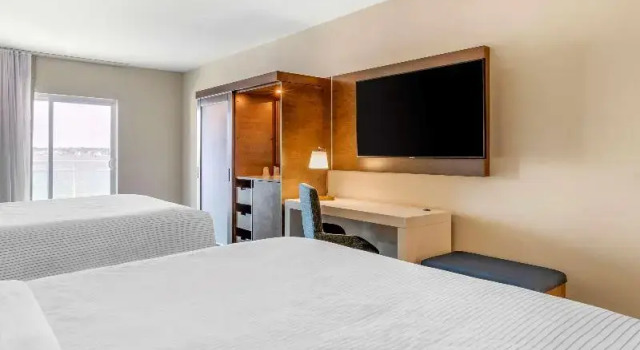 Четырёхместный номер Standard с балконом Cambria Hotel Ocean City - Bayfront