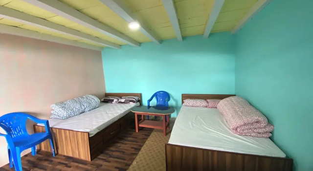 Кровать в общем номере Mount Mahabharat Homestay