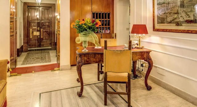 Via Napoli Apartments, Забронировать Апартаменты/квартира Отели Рима с парковкой, рядом с Универмаг La Rinascente, Парковка