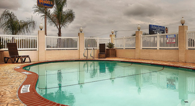 Кровать в общем номере Best Western Refugio Inn