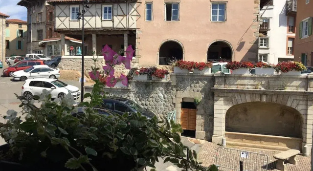 Maison Ladevèze, จอง โรงแรม Saint-Galmier ปารีส