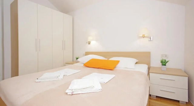 Beautiful Home in Makarska With Wifi and 2 Bedrooms, Buchen Sie Hotel Hotels in Gespanschaft Split-Dalmatien mit Pool, Schwimmbad
