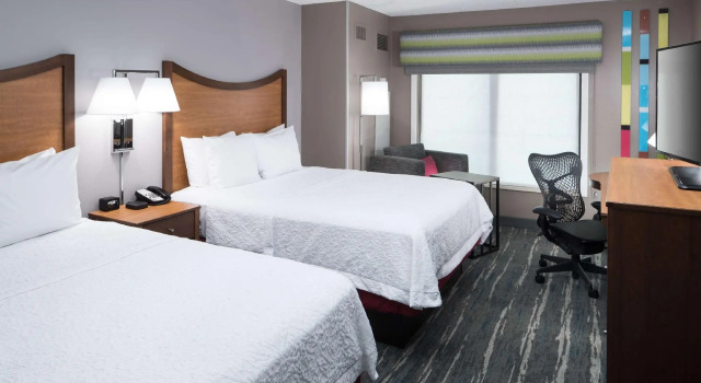 Четырёхместный номер для гостей с ограниченными возможностями Hampton Inn & Suites Chicago North Shore