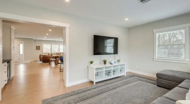 Patio & Fire Pit: Retreat 2 Mi to Cape Cod Beaches, Забронировать Дом для отпуска Хайаннис Полуостров Кейп-Код