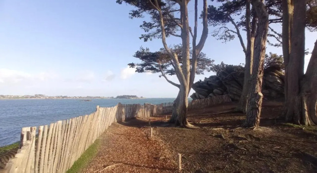Апартаменты Appartement dans gîte vue mer et campagne