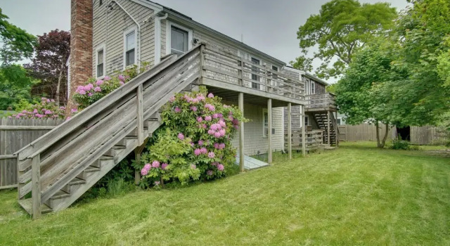 Коттедж с 4 комнатами с балконом < 1 Mi to Beach: Family-friendly Falmouth Home!