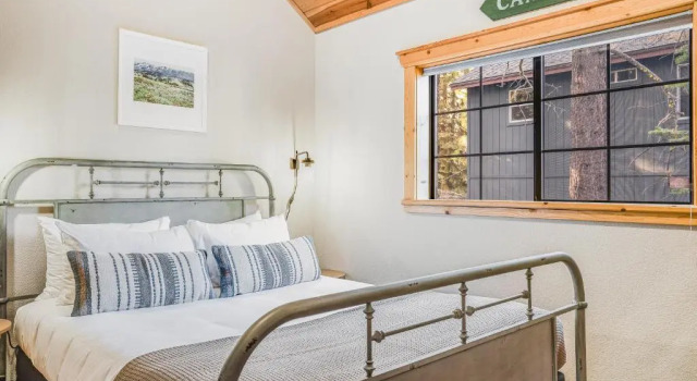 Cherrywood Gorgeous Cottage Surrounded by Pine Trees w/ Hot Tub