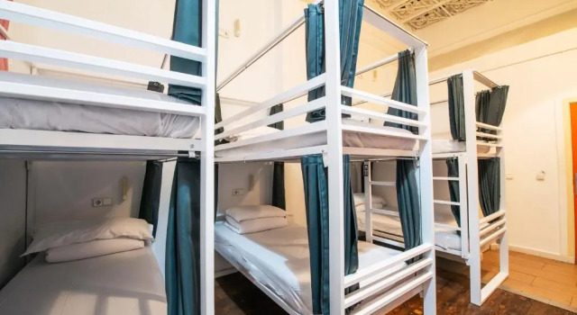 Кровать в общем номере Safestay Barcelona Gothic