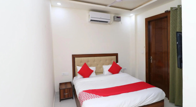 OYO 37078 Hotel Dezzire, Забронировать Отель Фаридабад штат Харьяна