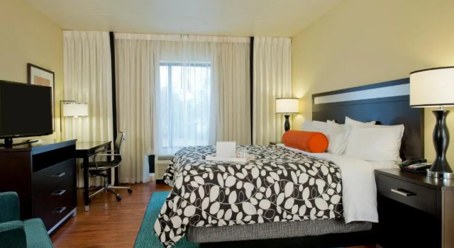 Номер Standard с балконом Hotel Indigo Atlanta Airport College Park by IHG