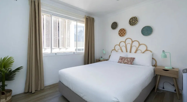 Апартаменты с 2 комнатами с балконом и рядом с пляжем Manly Beachfront Apartment