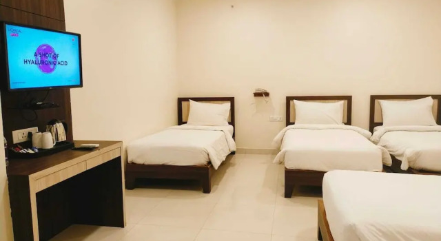 Кровать в общем номере Sambhabana Hotel & Suites