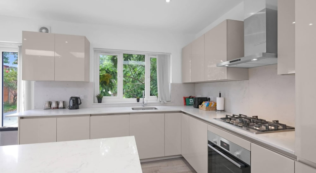 Коттедж Standard Modern 3 Bedroom, 2 Bathroom Home in Edgware