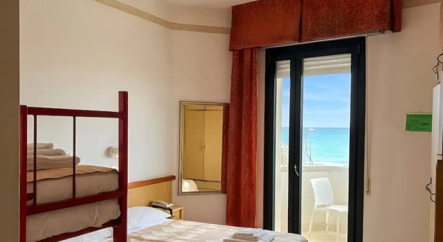 Четырёхместный номер Standard с балконом и с видом на море Hotel Columbia Frontemare