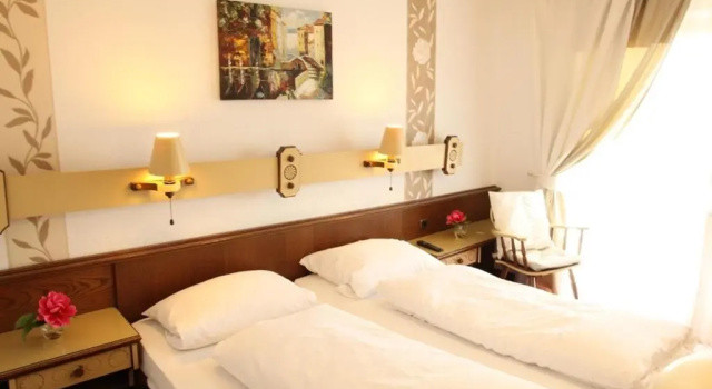 Kurhotel Würdinger Hof, Забронировать Отель Отели Нижнебаварского курортного треугольника с парковкой, Парковка