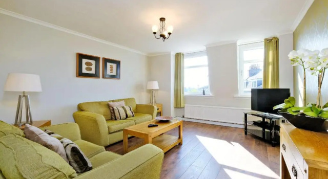 Home from Home Aberdeen-Spacious West End Apartment-Free Parking-Near ARI & City Centre, Забронировать Апартаменты/квартира Отели Абердина с парковкой, рядом с St Mary's Cathedral, Парковка