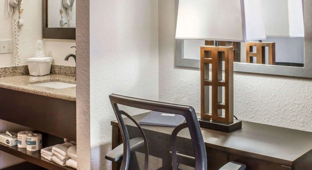Четырёхместный номер Standard Rodeway Inn Milford