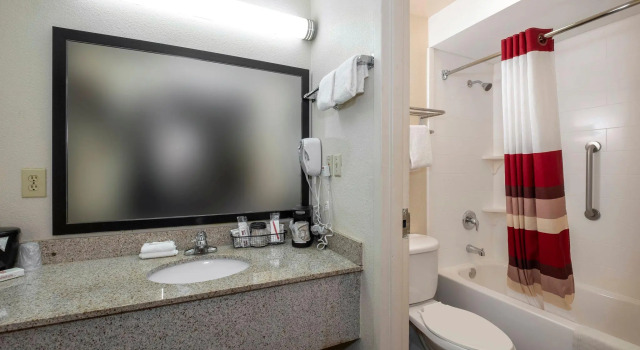 Четырёхместный номер Deluxe Red Roof Inn Rock Hill