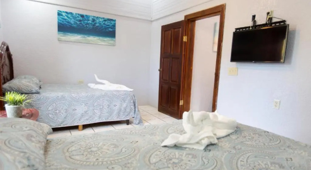 Sea Eye Hotel - Sunset Building, Rezerwuj Hotel Utila Honduras