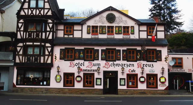 Hotel Zum Schwarzen Kreuz, Забронировать Отель Альтенар Ahrtal, рядом с Железнодорожная станция Альтенар