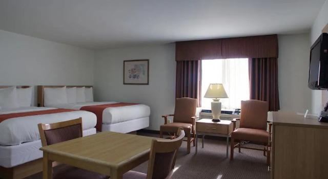 Четырёхместный номер Standard Aladdin Inn and Suites