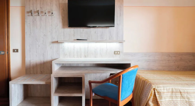 Четырёхместный номер Comfort с балконом и с видом на сад Hotel Tirreno