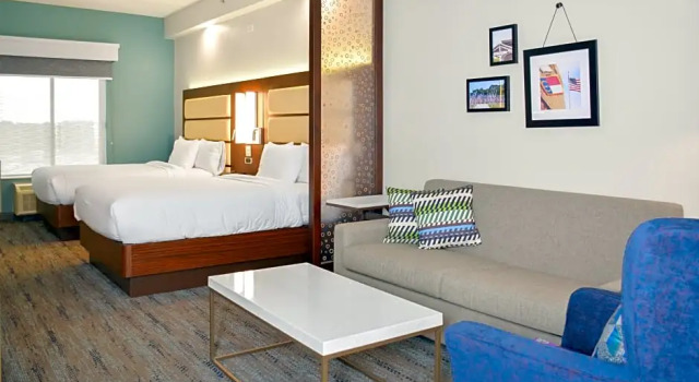 Четырёхместный люкс Four Points by Sheraton Fayetteville Fort Bragg