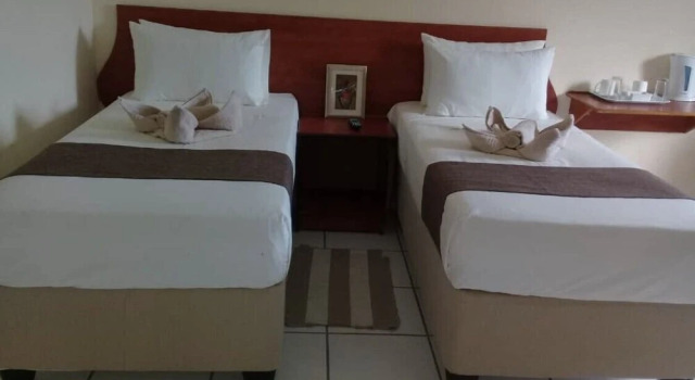 Qhwigaba Guest Lodge, Rezerwuj Pensjonat Maun Ngamiland East