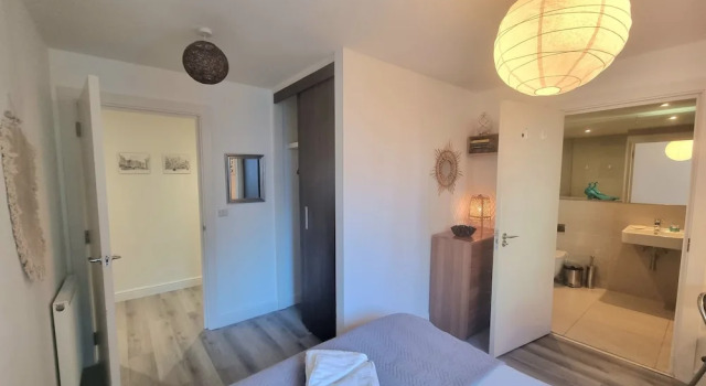 2-bed 2-bath Greenwich Apartment with balcony & lift