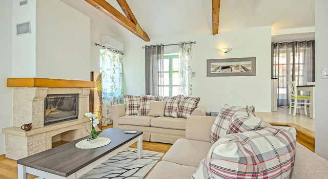 Stunning Home in Liznjan With 3 Bedrooms, Wifi and Outdoor Swimming Pool