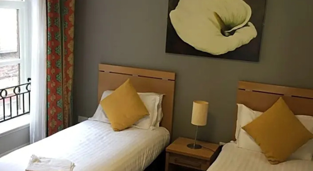 Четырёхместные апартаменты с 2 комнатами Hotel Isaacs Cork City