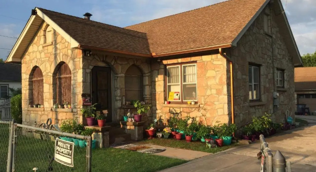 Коттедж с 2 комнатами Historic Home - sleeps 4 adults - 1 mile to Ft. Sill