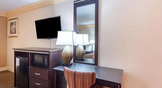 Четырёхместный номер Standard Rodeway Inn & Suites Birmingham I-59 exit 134