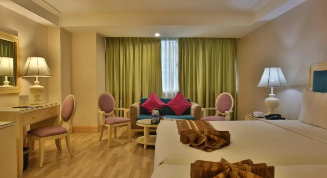 Студия Executive Deluxe Crown Regency Hotel & Towers