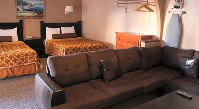 Четырёхместный люкс Paradise Inn and Suites