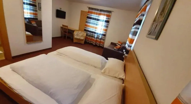Hotel Mondschein, Забронировать Отель Отели Натурно с бассейном, Бассейн