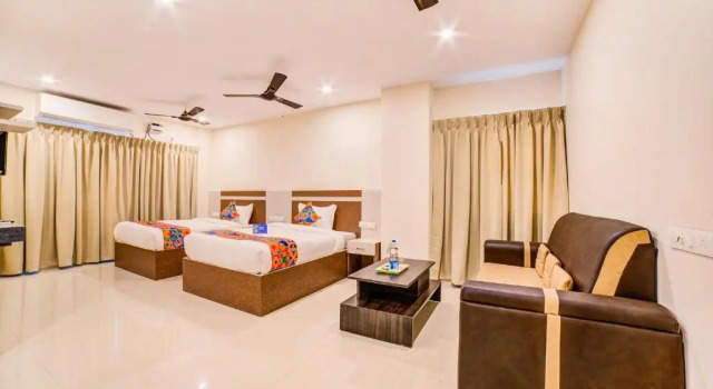 Люкс FabHotel Spark Inn