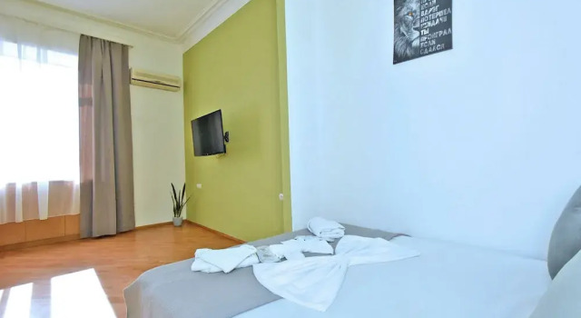 Green room in Yerevan, Забронировать Апартаменты/квартира Отели Еревана с парковкой, рядом с Ереванский государственный университет, Парковка