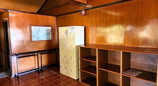 Кровать в общем номере Coral Resort & Bungalows