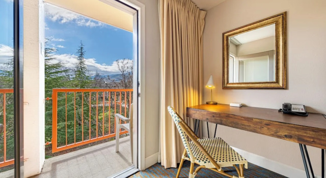 Двухместный люкс Ashland Hills Hotel & Suites