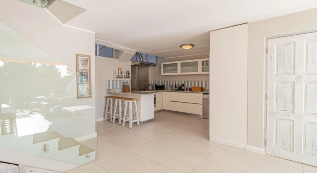 Modern Two Bedroom Holiday Apartment in Camps Bay With Private Terrace Driftwood, Забронировать Апартаменты/квартира Отели Cape Peninsula с парковкой, Парковка
