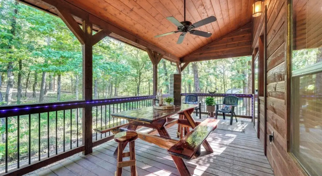 Коттедж Walk to Restaurants: Hot Tub Haven in Broken Bow!