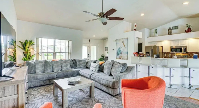 Poolside Lounge & Game Area: Cape Coral Retreat, Varaa Lomakoti Huvilat kohteessa Florida, Villa