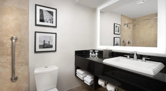 Четырёхместный номер Standard Crowne Plaza Hotel Portland-Downtown Convention Center by IHG