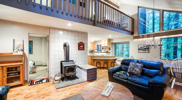 55sl - Hot Tub - Wood Stove - Sleeps 10 Home, Buchen Sie Ferienhaus Villen in Glacier, Villa
