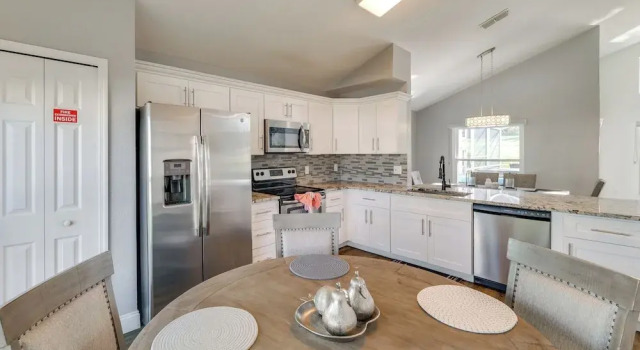 Коттедж Private Pool & Hot Tub: Modern Davenport Home!