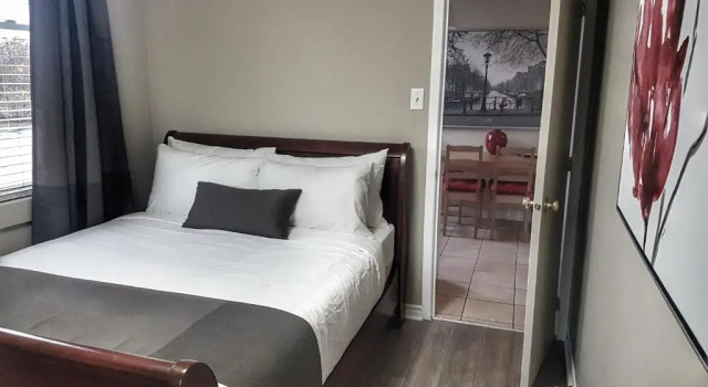 Cozy 2-Bedroom Apartment #25 by Amazing Property Rentals, Rezerwuj Apartament Hotele w Outaouais z parkingiem, Parking