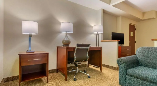 Люкс Quality Inn & Suites Olde Town