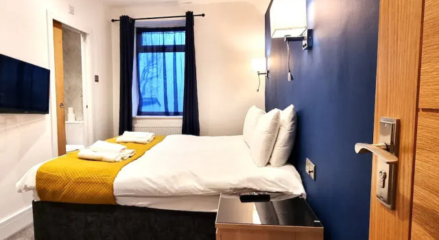 Modern 6 Bedroom 4 Bath House w Parking, Забронировать Дом для отпуска Отели Суиндон с парковкой, рядом с The Energy Check County Ground, Парковка